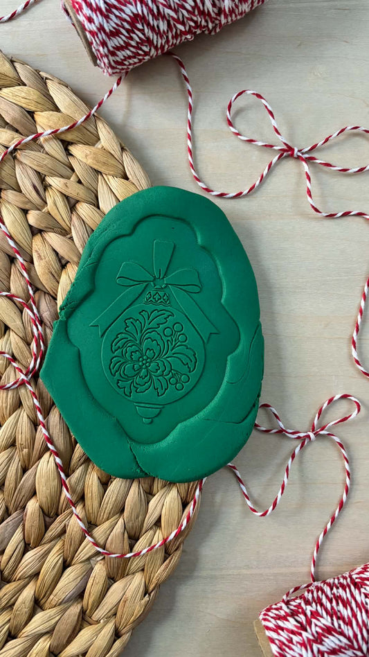 Le Monde de Mely | Christmas Toile – Bow Bauble Cookie Stamp